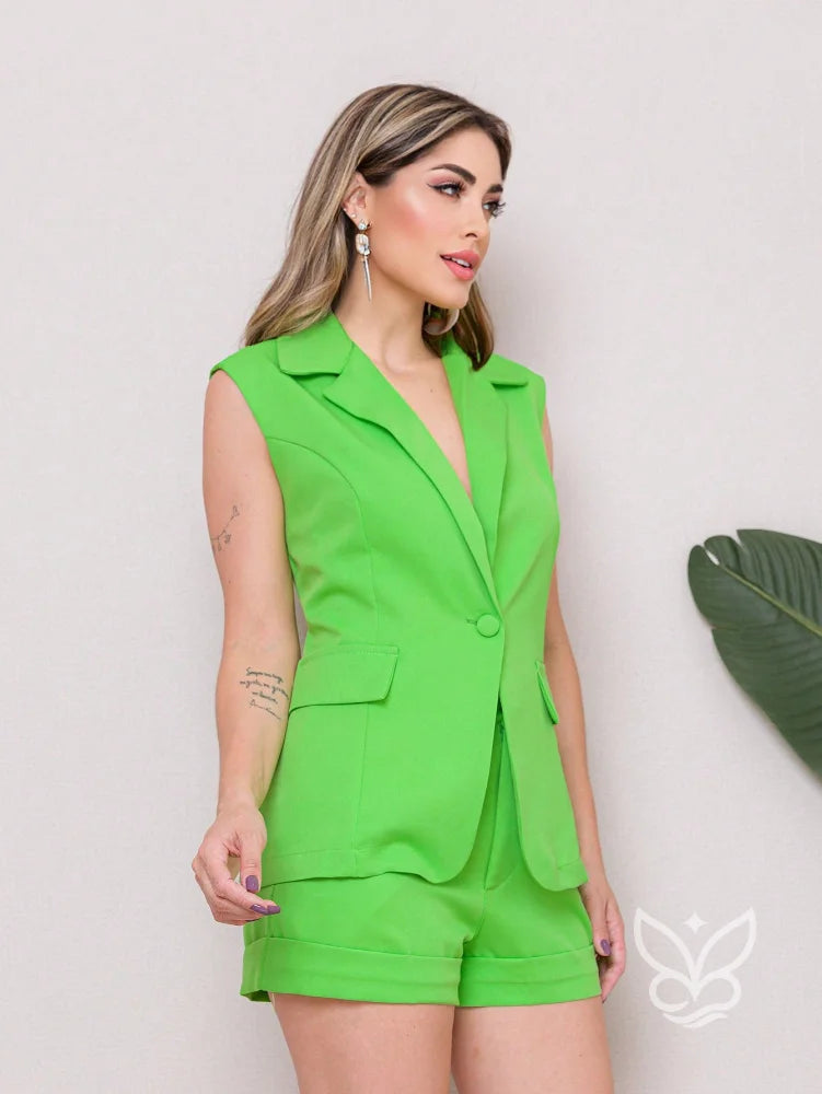 Conjunto Alfaiataria Com Blazer Sem Mangas E Shorts Elegante Conjunto Alfaiataria Com Blazer Sem Mangas E Shorts