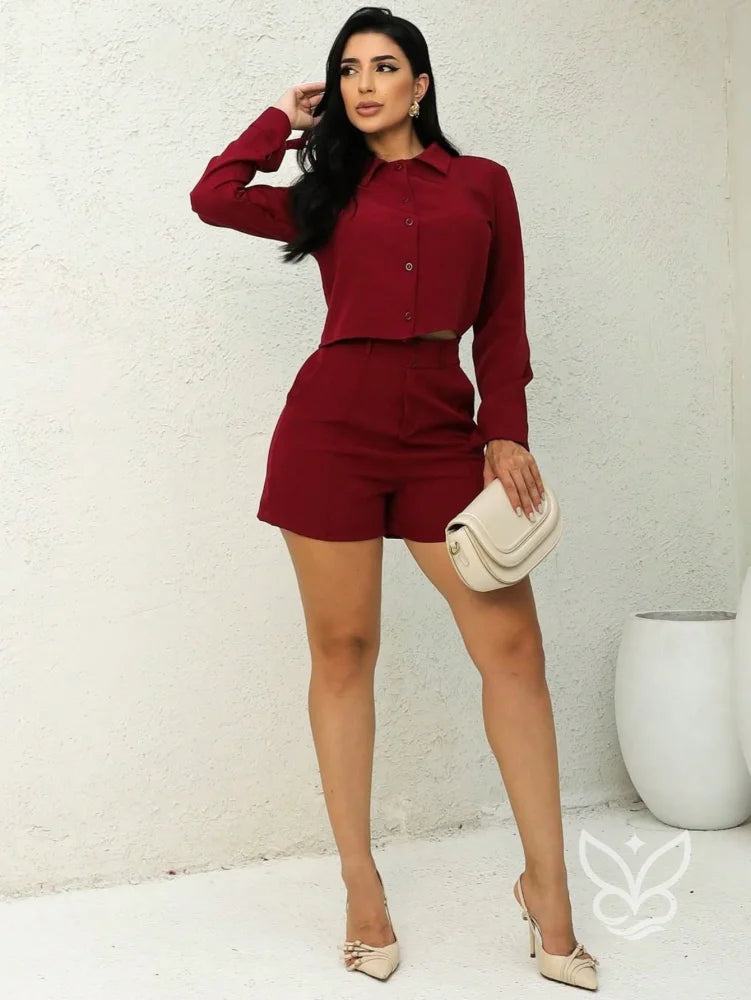 Conjunto Alfaiataria Com Camisa Cropped E Shorts Ajustados Conjunto Alfaiataria Com Camisa Cropped E Shorts Ajustados