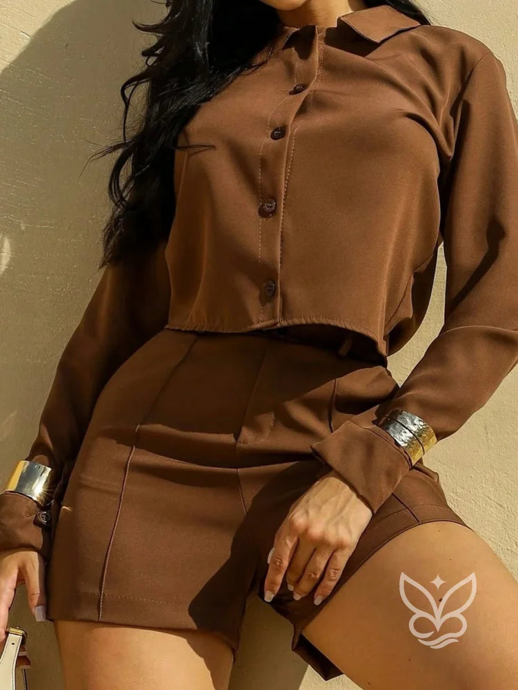 Conjunto Alfaiataria Com Camisa Cropped E Shorts Ajustados Conjunto Alfaiataria Com Camisa Cropped E Shorts Ajustados