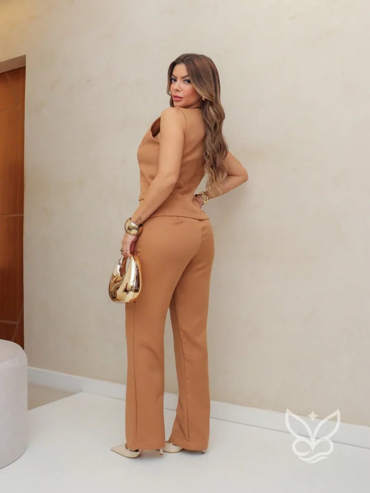 Conjunto Alfaiataria Com Colete E Calça Reta Ajustada Conjunto Alfaiataria Com Colete E Calça Reta Ajustada