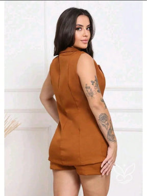 Conjunto Alfaiataria Com Colete Sem Manga E Shorts Ajustados Conjunto Alfaiataria Com Colete Sem Manga E Shorts