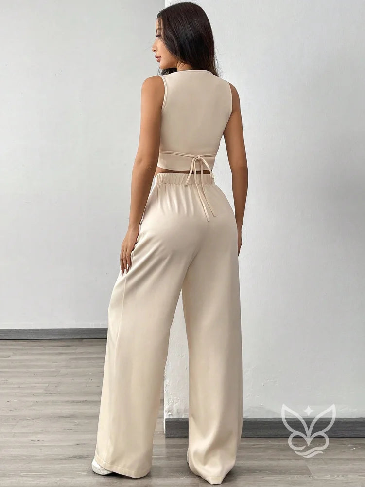 Conjunto Alfaiataria Com Cropped De Alças Largas E Calça Pantalona Conjunto Alfaiataria Com Cropped De Alças Largas E