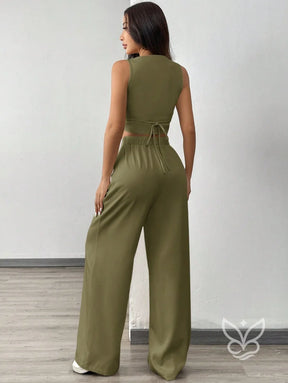 Conjunto Alfaiataria Com Cropped De Alças Largas E Calça Pantalona Conjunto Alfaiataria Com Cropped De Alças Largas E