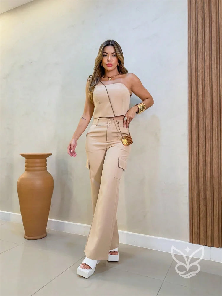 Conjunto Alfaiataria Com Top Cropped E Calça Pantalona Com Bolsos Conjunto Alfaiataria Com Top Cropped E Calça