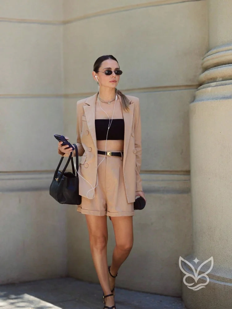 Conjunto Alfaiataria Elegante Com Blazer E Shorts Conjunto Alfaiataria Elegante Com Blazer E Shorts