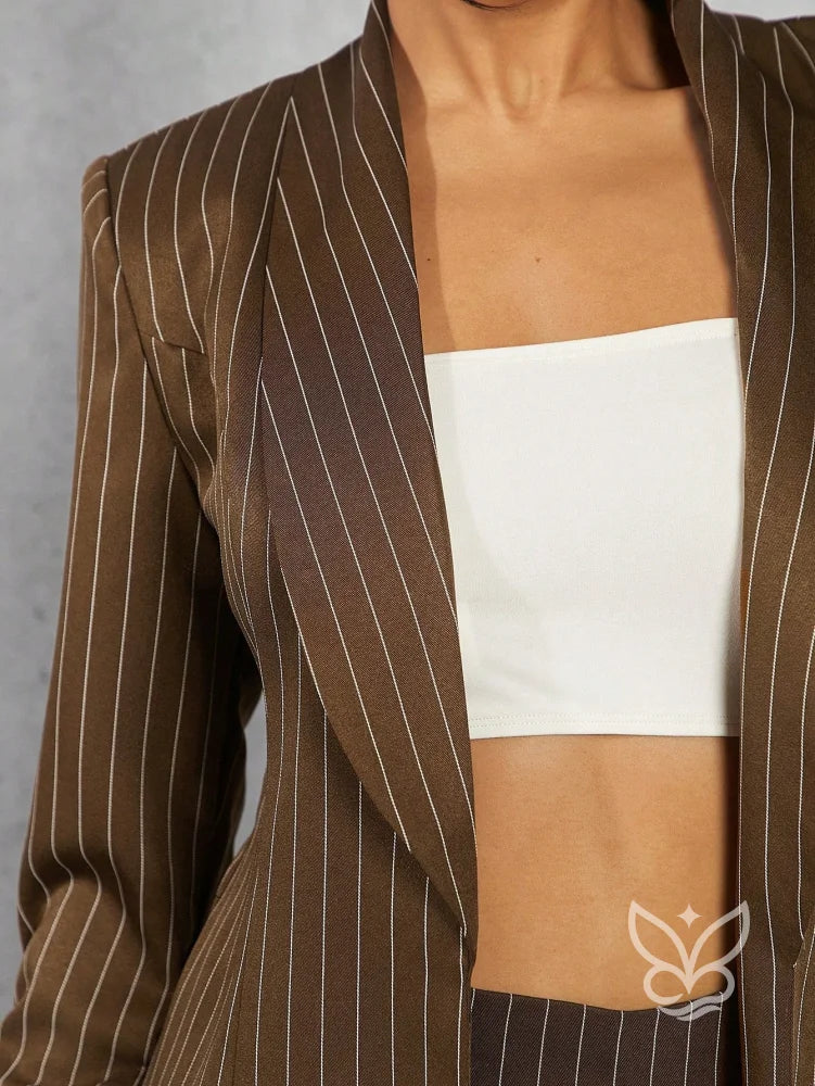 Conjunto Alfaiataria Listrado Com Blazer Alongado E Shorts Conjunto Alfaiataria Listrado Com Blazer Alongado E Shorts