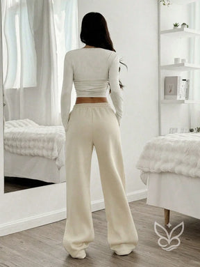Conjunto Athleisure Com Cropped Manga Longa E Calça Jogger Conjunto Athleisure Com Cropped Manga Longa E Calça Jogger