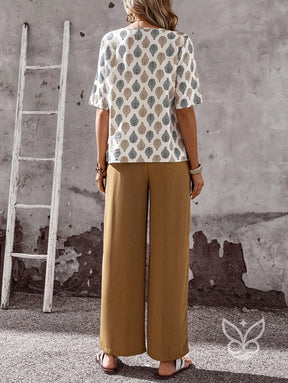 Conjunto Casual Com Blusa Estampada Assimétrica E Calça Reta Conjunto Casual Com Blusa Estampada Assimétrica E Calça