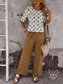 Conjunto Casual Com Blusa Estampada Assimétrica E Calça Reta Castanho / PP Conjunto Casual Com Blusa Estampada