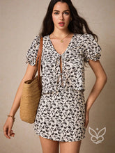 Conjunto Casual Com Blusa Manga Bufante E Saia Curta Ajustada Branco / PP Conjunto Casual Com Blusa Manga Bufante E