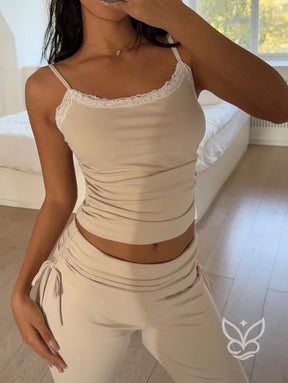 Conjunto Conforto Com Calça Flare E Regata Com Renda Delicada Conjunto Conforto Com Calça Flare E Regata Com Renda