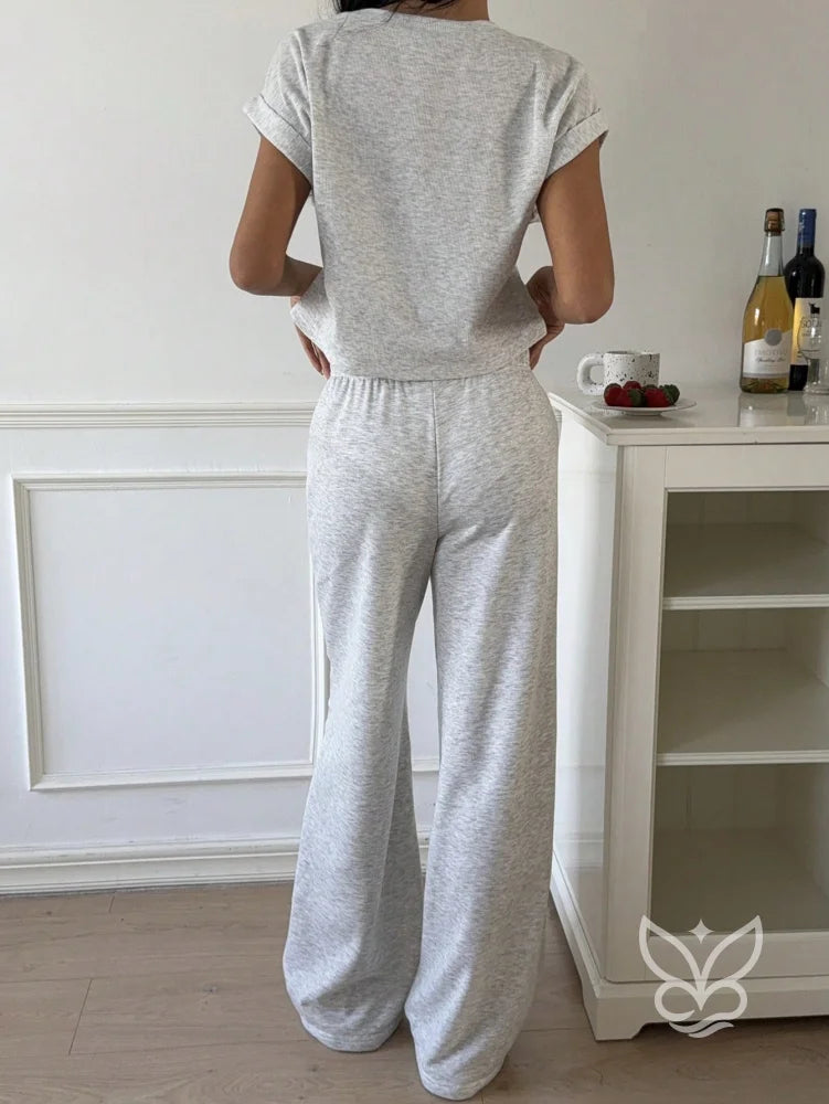 Conjunto Conforto Com Calça Larga E Cropped De Malha Conjunto Conforto Com Calça Larga E Cropped De Malha