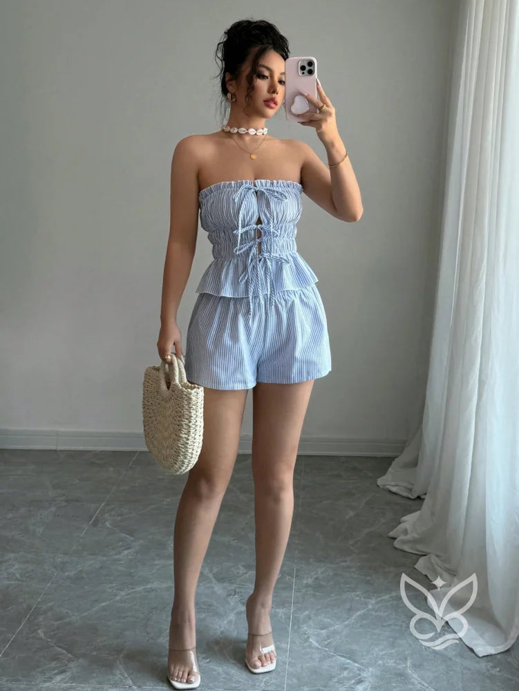 Conjunto Cropped Listrado Com Babados E Shorts Cintura Elástica Conjunto Cropped Listrado Com Babados E Shorts Cintura