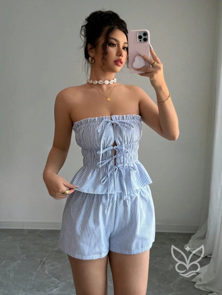 Conjunto Cropped Listrado Com Babados E Shorts Cintura Elástica Conjunto Cropped Listrado Com Babados E Shorts Cintura