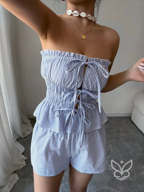 Conjunto Cropped Listrado Com Babados E Shorts Cintura Elástica Conjunto Cropped Listrado Com Babados E Shorts Cintura