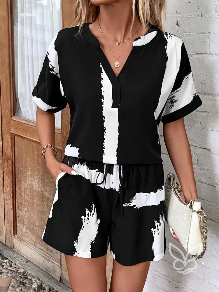 Conjunto Estampado Com Blusa De Botão Invisível E Shorts Solto Preto e Branco / PP Conjunto Estampado Com Blusa De