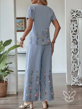 Conjunto Floral Com Blusa De Manga Curta E Calça Pantalona Conjunto Floral Com Blusa De Manga Curta E Calça Pantalona