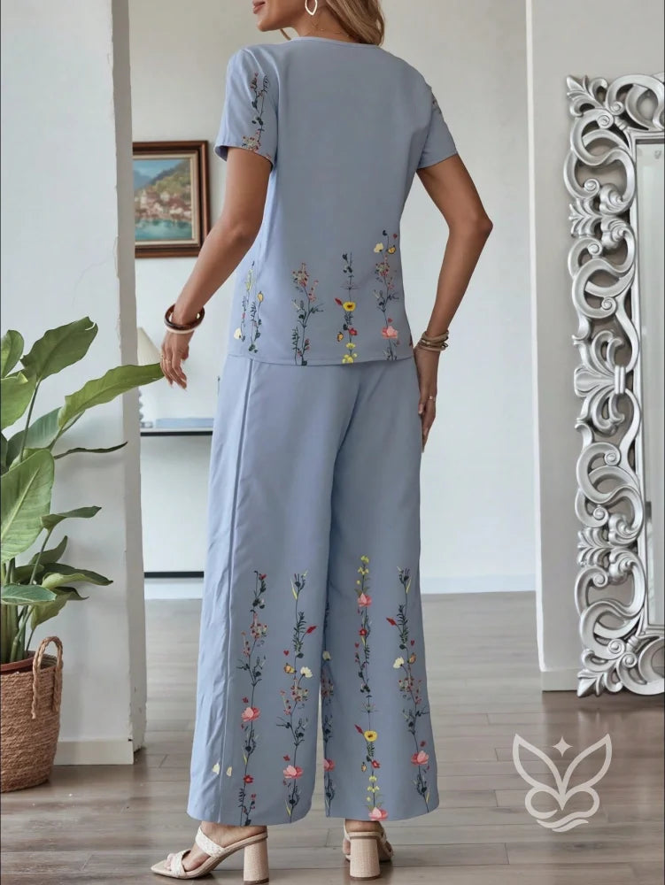 Conjunto Floral Com Blusa De Manga Curta E Calça Pantalona Conjunto Floral Com Blusa De Manga Curta E Calça Pantalona