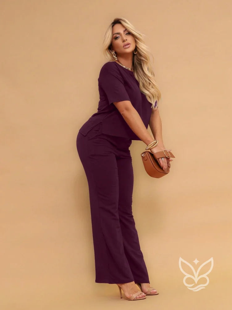 Conjunto Loungewear Blusa Manga Curta E Calça Pantalona Ajustada Conjunto Loungewear Blusa Manga Curta E Calça