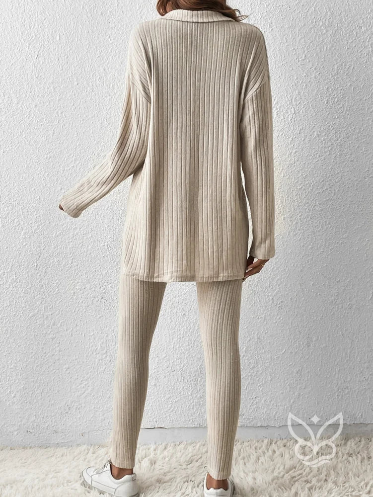 Conjunto Loungewear Canelado Com Blusa Gola Polo E Legging Conjunto Loungewear Canelado Com Blusa Gola Polo E Legging