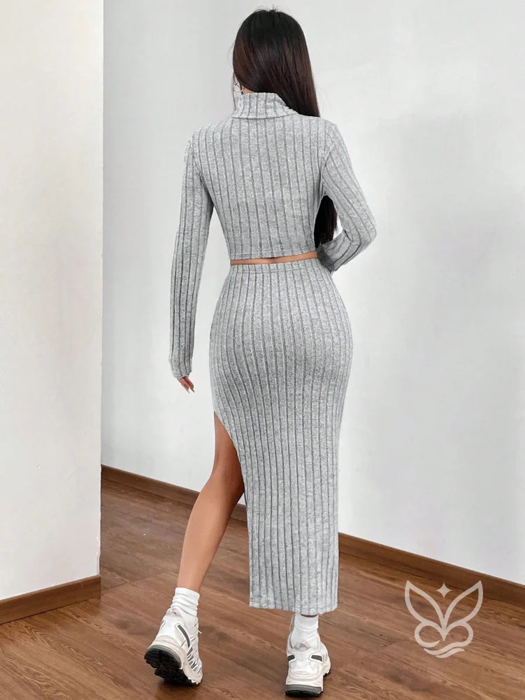 Conjunto Loungewear Tricotado Cropped Gola Alta E Saia Com Fenda Conjunto Loungewear Tricotado Cropped Gola Alta E Saia