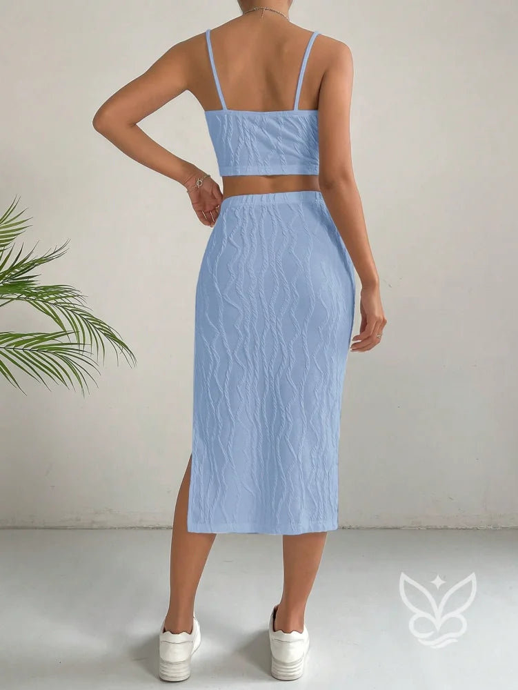 Conjunto Tricot Com Cropped De Alças Finas E Saia Midi Com Fenda Conjunto Tricot Com Cropped De Alças Finas E Saia Midi