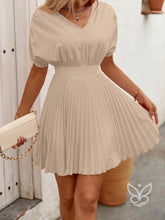 Vestido A-Line Plissado Com Decote V E Cintura Marcada Vestido A-Line Plissado Com Decote V E Cintura Marcada