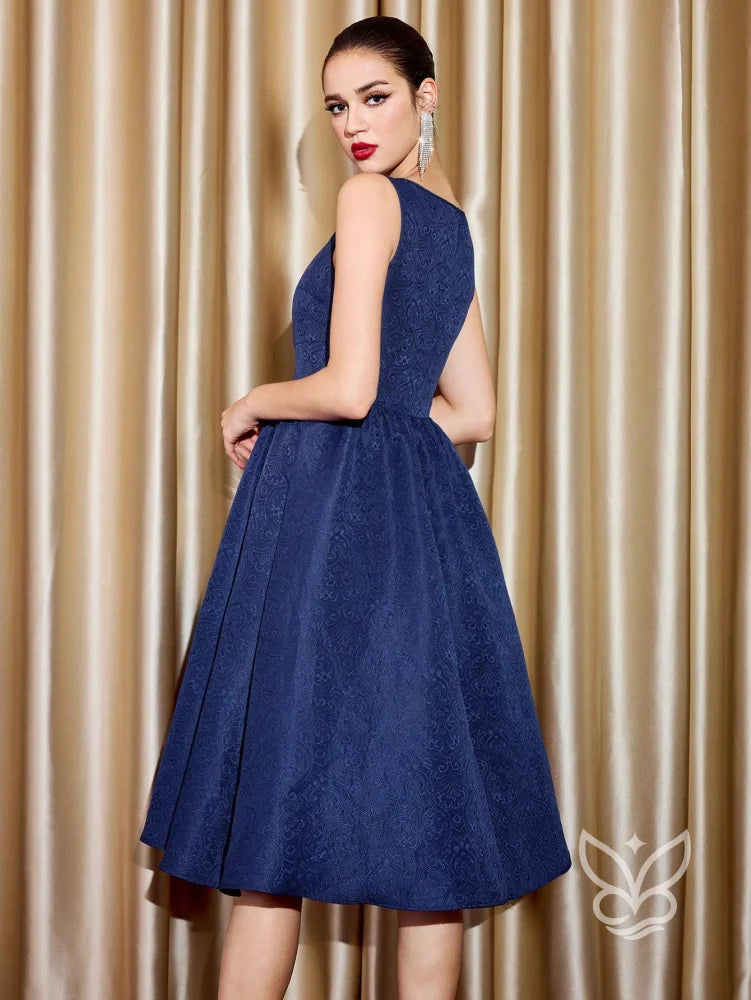 Vestido A-Line Texturizado Com Alças Largas E Elegância Vestido A-Line Texturizado Com Alças Largas E Elegância