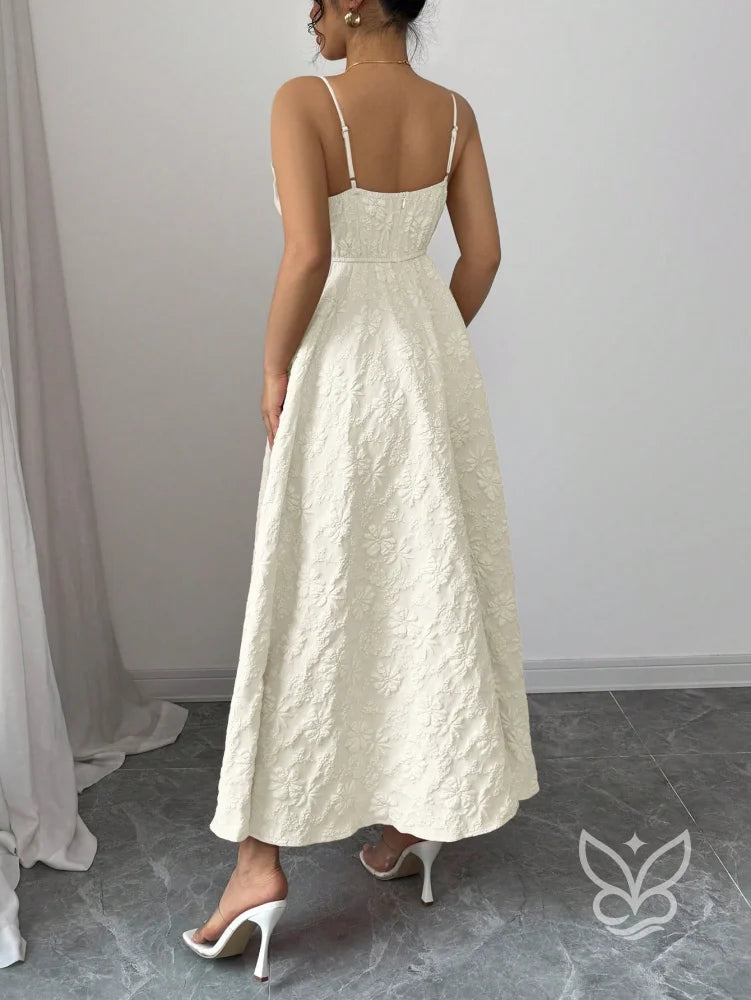 Vestido Bustier Luxuoso com Barra A-Line e Detalhe em Pétalas Vestido Bustier Luxuoso com Barra A-Line e Detalhe em