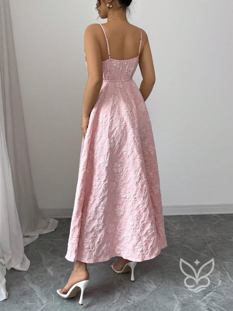 Vestido Bustier Luxuoso com Barra A-Line e Detalhe em Pétalas Vestido Bustier Luxuoso com Barra A-Line e Detalhe em