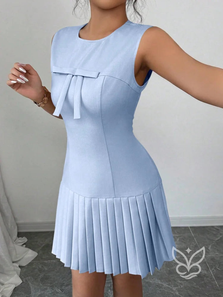 Vestido Com Laço No Decote E Saia Plissada Delicada Vestido Com Laço No Decote E Saia Plissada Delicada
