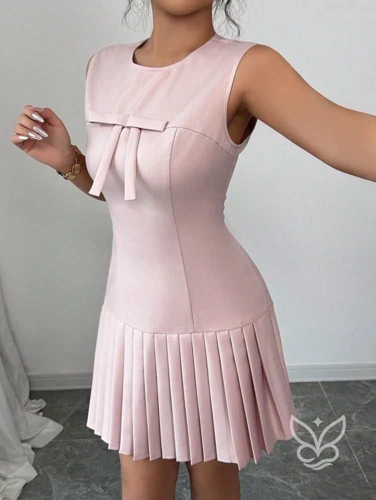 Vestido Com Laço No Decote E Saia Plissada Delicada Vestido Com Laço No Decote E Saia Plissada Delicada