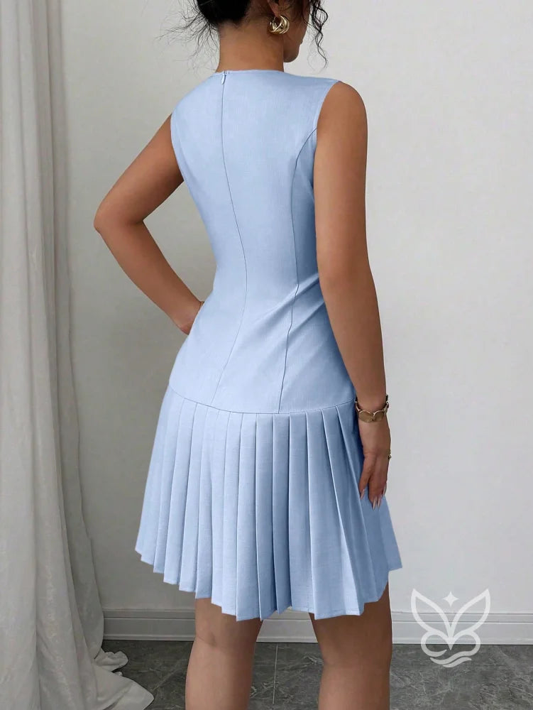 Vestido Com Laço No Decote E Saia Plissada Delicada Vestido Com Laço No Decote E Saia Plissada Delicada