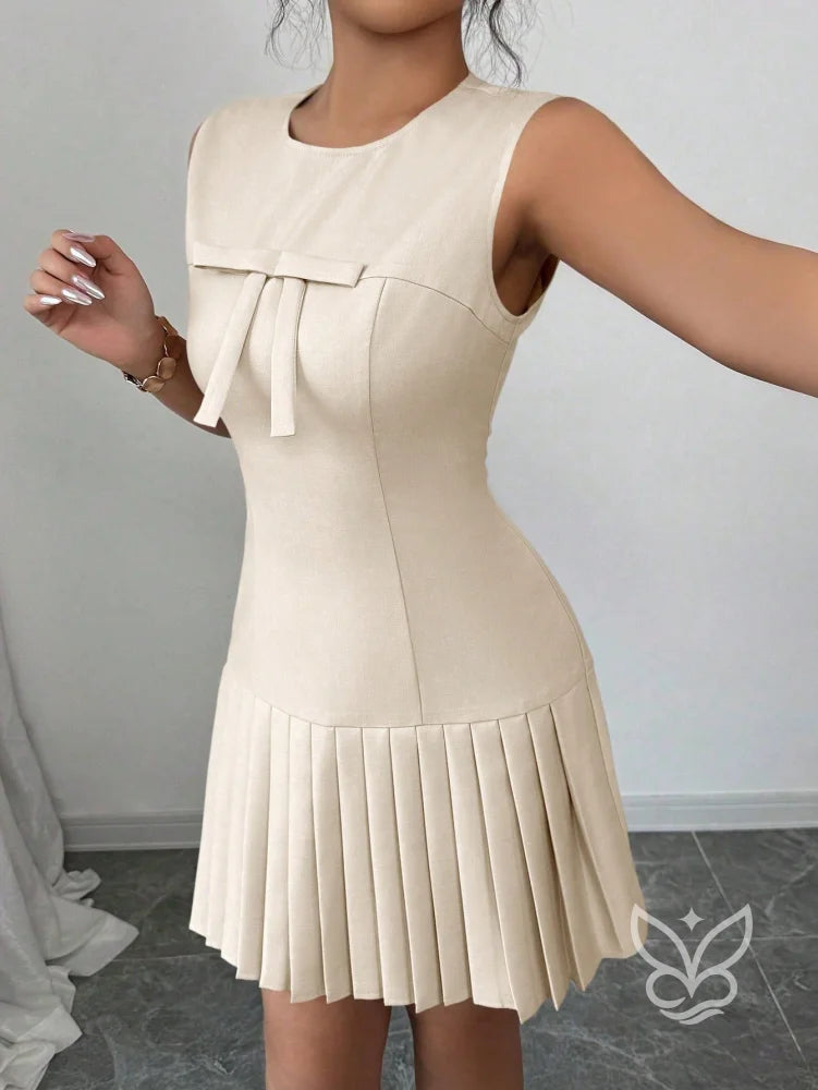 Vestido Com Laço No Decote E Saia Plissada Delicada Vestido Com Laço No Decote E Saia Plissada Delicada