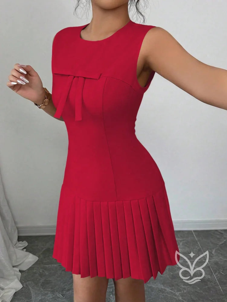 Vestido Com Laço No Decote E Saia Plissada Delicada Vestido Com Laço No Decote E Saia Plissada Delicada