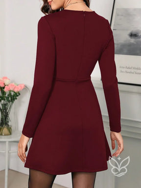 Vestido Com Manga Longa Bolsos Decorativos E Cintura Marcada Vestido Com Manga Longa Bolsos Decorativos E Cintura