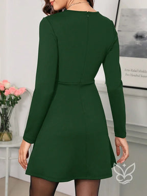 Vestido Com Manga Longa Bolsos Decorativos E Cintura Marcada Vestido Com Manga Longa Bolsos Decorativos E Cintura