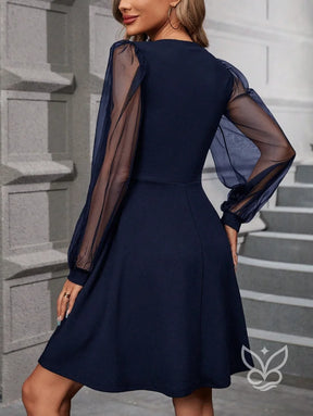 Vestido Com Manga Longa De Tule E Recorte No Decote Vestido Com Manga Longa De Tule E Recorte No Decote