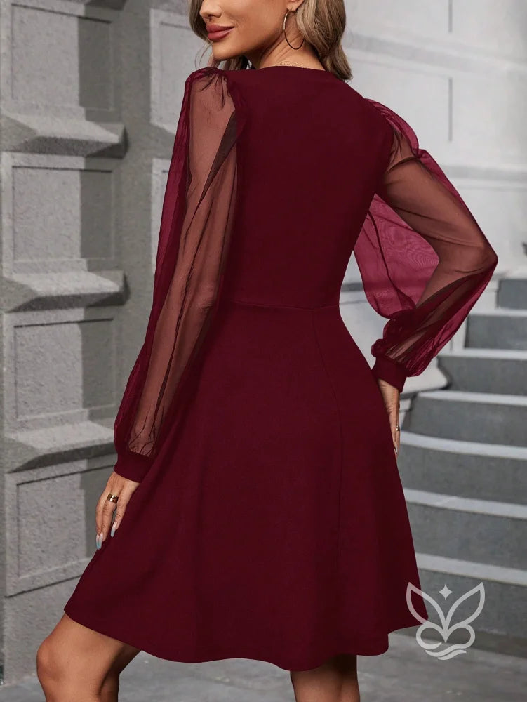 Vestido Com Manga Longa De Tule E Recorte No Decote Vestido Com Manga Longa De Tule E Recorte No Decote