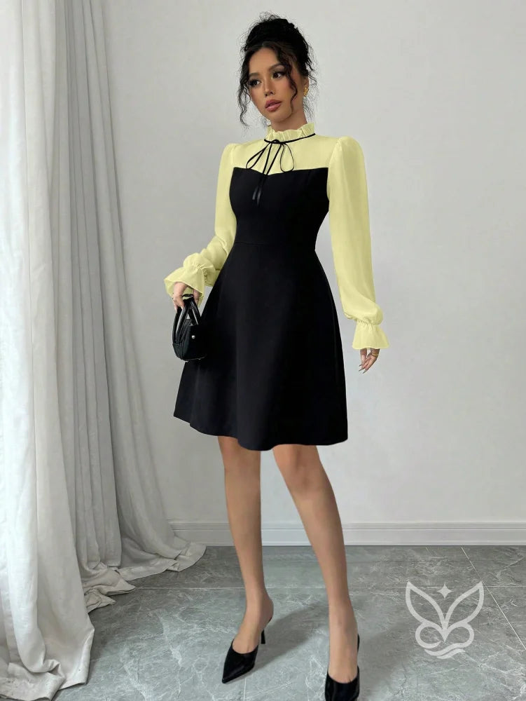 Vestido Com Manga Longa Transparente E Laço No Decote Vestido Com Manga Longa Transparente E Laço No Decote