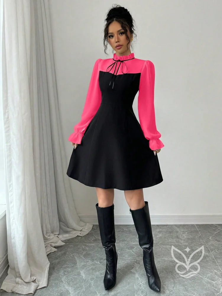 Vestido Com Manga Longa Transparente E Laço No Decote Vestido Com Manga Longa Transparente E Laço No Decote