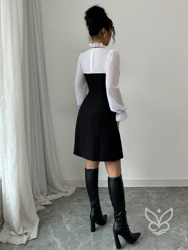 Vestido Com Manga Longa Transparente E Laço No Decote Vestido Com Manga Longa Transparente E Laço No Decote