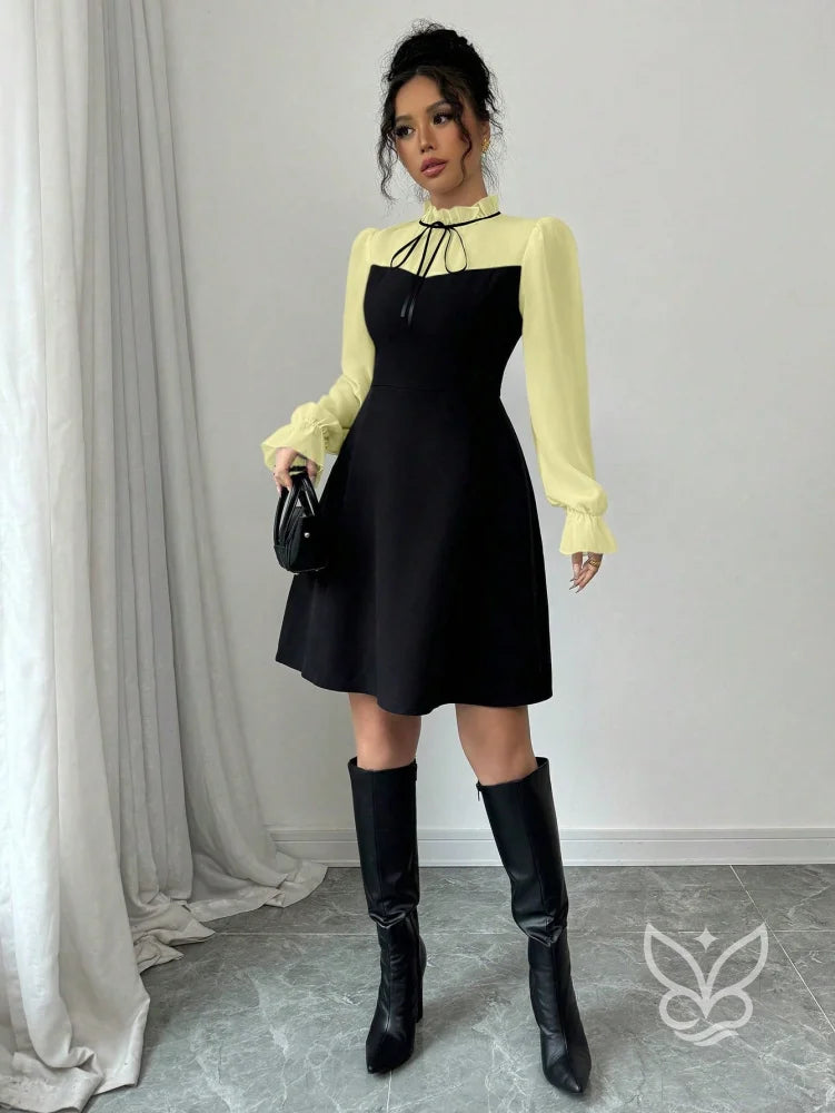 Vestido Com Manga Longa Transparente E Laço No Decote Vestido Com Manga Longa Transparente E Laço No Decote