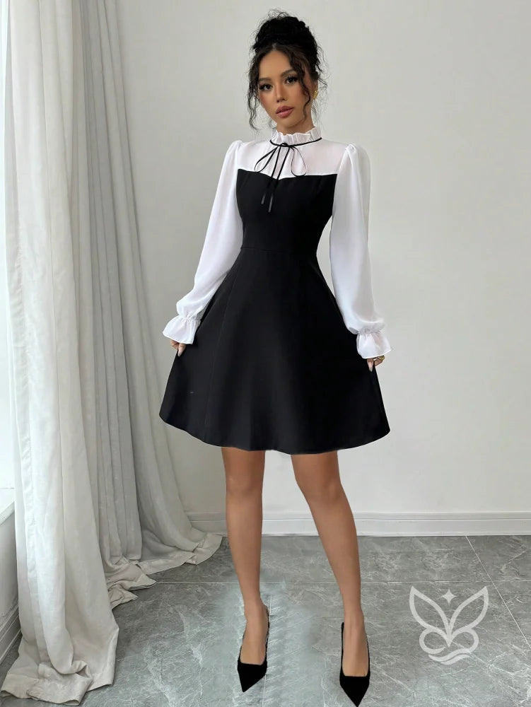 Vestido Com Manga Longa Transparente E Laço No Decote Vestido Com Manga Longa Transparente E Laço No Decote