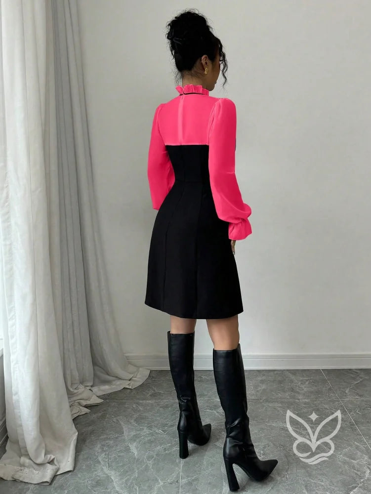 Vestido Com Manga Longa Transparente E Laço No Decote Vestido Com Manga Longa Transparente E Laço No Decote