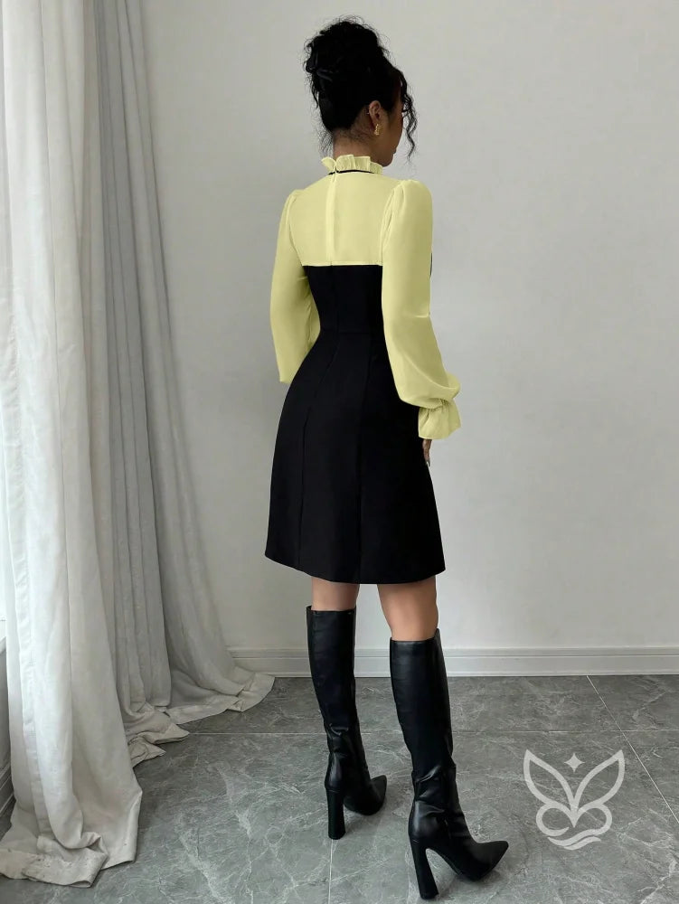 Vestido Com Manga Longa Transparente E Laço No Decote Vestido Com Manga Longa Transparente E Laço No Decote