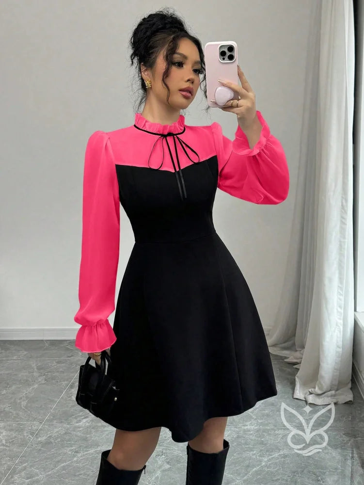 Vestido Com Manga Longa Transparente E Laço No Decote Vestido Com Manga Longa Transparente E Laço No Decote
