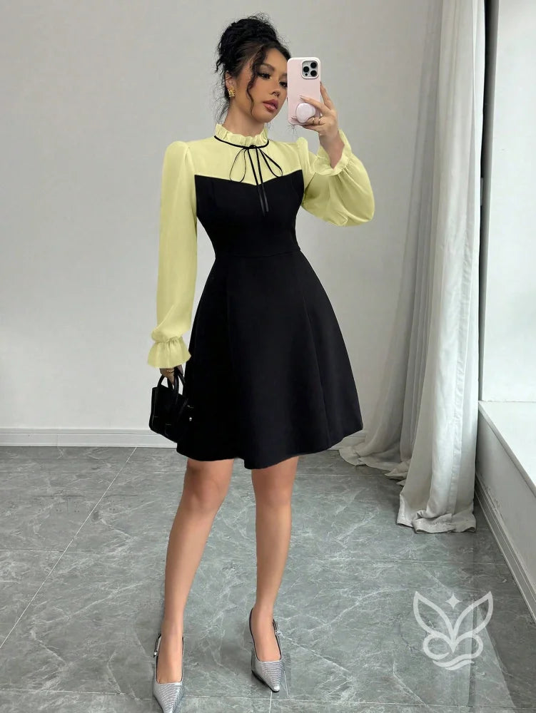 Vestido Com Manga Longa Transparente E Laço No Decote Amarela / PP Vestido Com Manga Longa Transparente E Laço No Decote