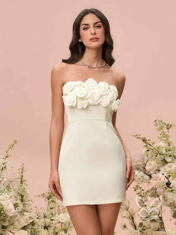 Vestido Curto Bandeau Com Detalhe Floral 3D E Caimento Ajustado Vestido Curto Bandeau Com Detalhe Floral 3D E Caimento