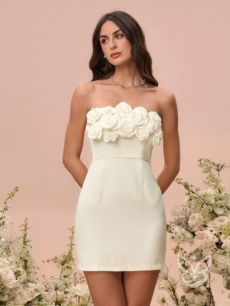 Vestido Curto Bandeau Com Detalhe Floral 3D E Caimento Ajustado Vestido Curto Bandeau Com Detalhe Floral 3D E Caimento